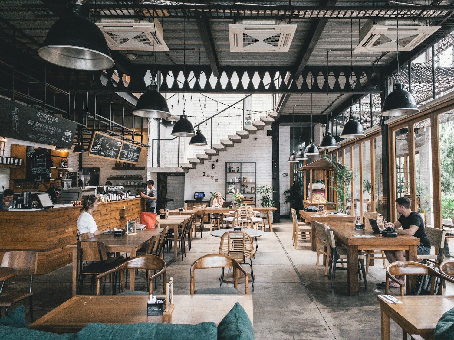 Suomalainen kasinoteemainen ravintola sataman tuntumassa
